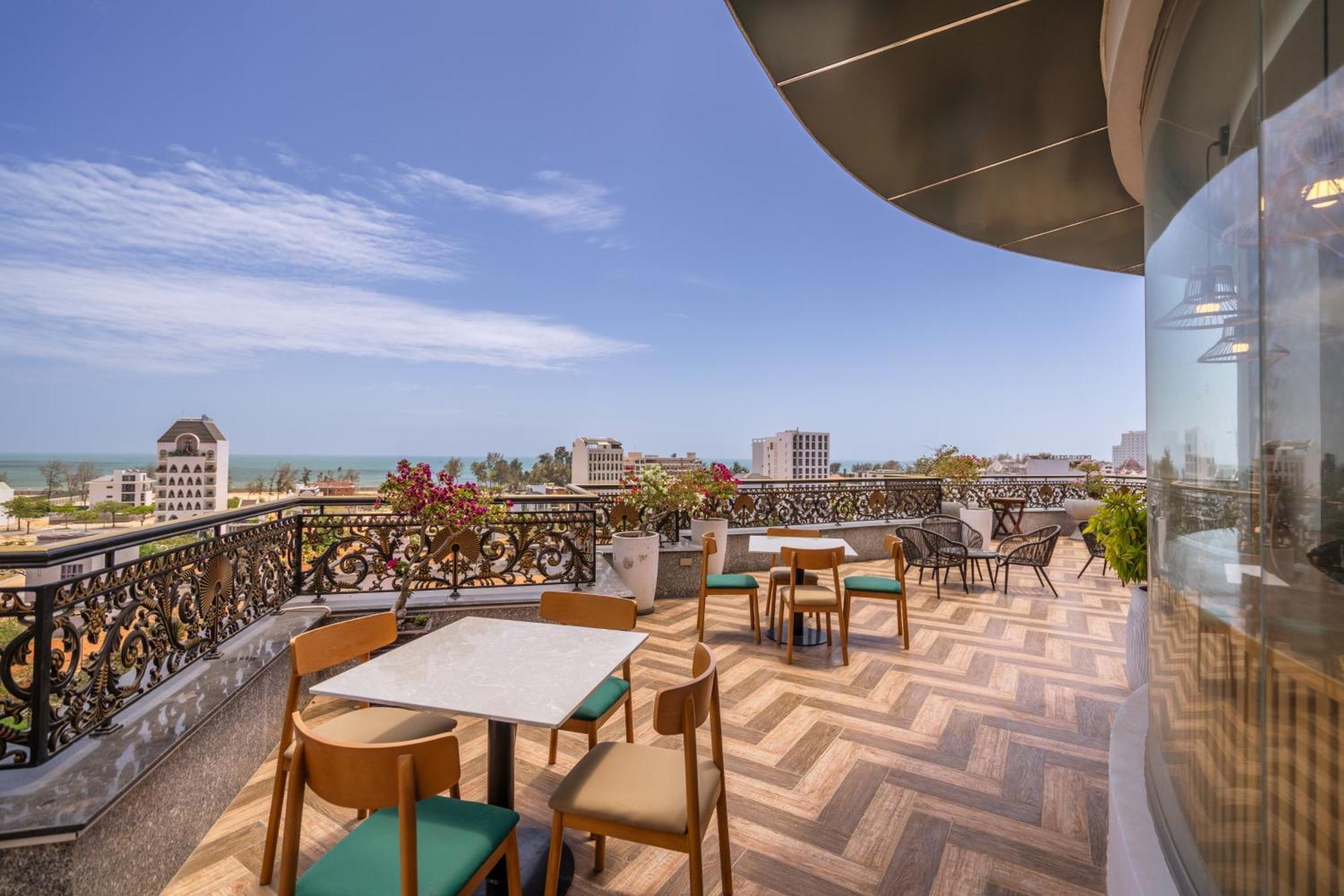 The Palms Hotel By Hmg Phan Thiet Exteriör bild